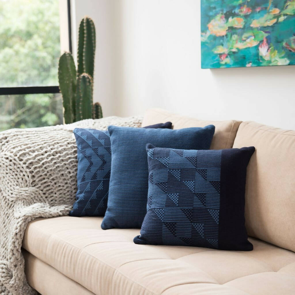 Jacintos Cushion Triangles in Line