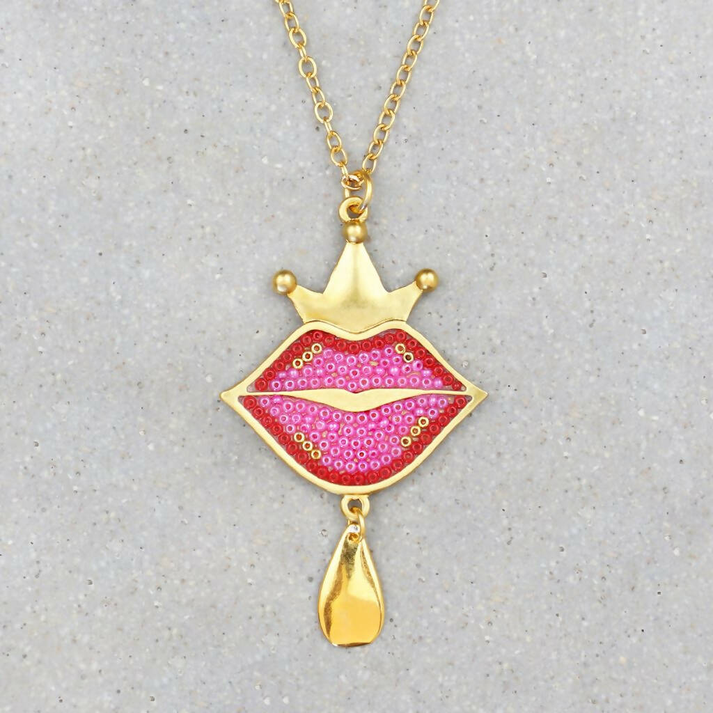 LIPS W/ CROWN NECKLACE, PLATED IN 24K GOLD